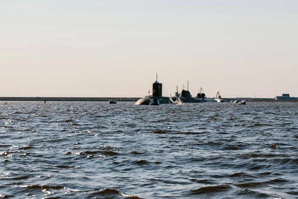 Finlandiya Körfezi sularındaki nükleer denizaltıların sularından görüntüyü alın. Donanma günü Kronstadt 'taki askeri geçit töreni için hazırlık. Bir füze denizaltısı..