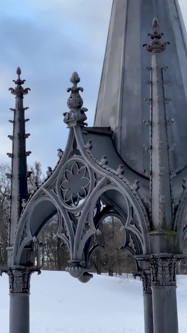 Ferro fundido gótico bem em um parque paisagístico, paisagem de inverno, detalhes de close-up — Vídeo de Stock