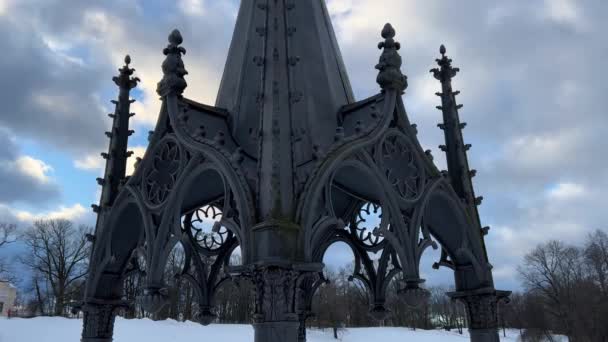 Gothic χυτοσίδηρο καλά σε ένα πάρκο τοπίου, χειμερινό τοπίο, close-up λεπτομέρειες — Αρχείο Βίντεο