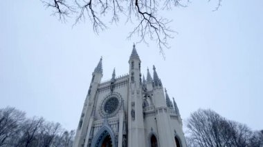 Ortaçağ Gotik tarzında bir kilise ruhu. Gotik kilise. Kulelerin tepesinde.