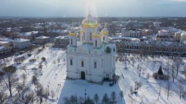 Puşkin kentindeki Tsarskoye Selo 'daki Katedral Katedrali' nin havadan görünüşü. Katedral Meydanı. Güneş ışınları altın kubbeleri delip geçer.