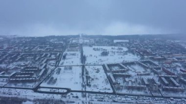 Kışın hava manzarası Peterhof, bulutlarda uçuyor, kar yağışı sonrası şehir.