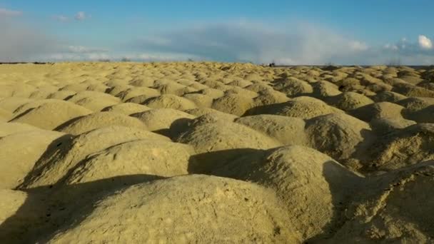 Veduta aerea delle dune di sabbia e di Stone Hills. Estrazione di calcare per la costruzione. Cava di Bornitsky vicino a un lago artificiale. Dune della Costa Azzurra — Video Stock