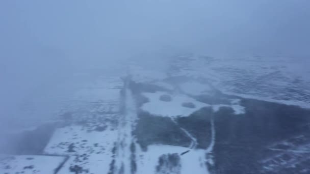 Luftaufnahme vom winterlichen Peterhof, der in den Wolken fliegt, die Stadt nach einem Schneefall — Stockvideo