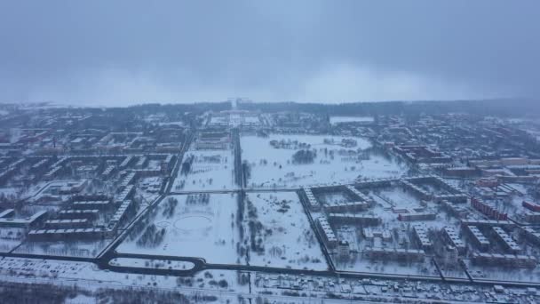 Luftaufnahme vom winterlichen Peterhof, der in den Wolken fliegt, die Stadt nach einem Schneefall — Stockvideo