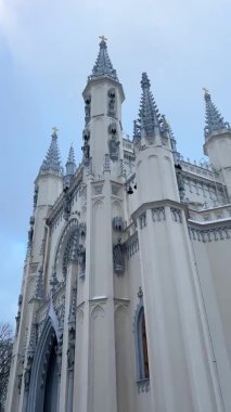 Ortaçağ Gotik tarzında bir kilise ruhu. Gotik kilise. Kulelerin tepesinde.