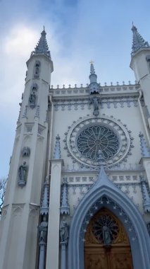 Ortaçağ Gotik tarzında bir kilise ruhu. Gotik kilise. Kulelerin tepesinde.