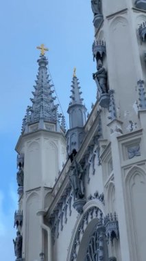 Ortaçağ Gotik tarzında bir kilise ruhu. Gotik kilise. Kulelerin tepesinde.