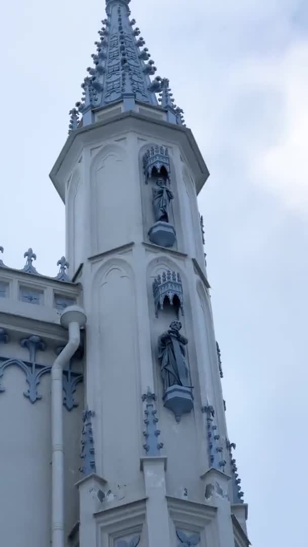 Kirchturmspitze im mittelalterlichen gotischen Stil. Gotische Kapelle. Die Spitze der Türme — Stockvideo