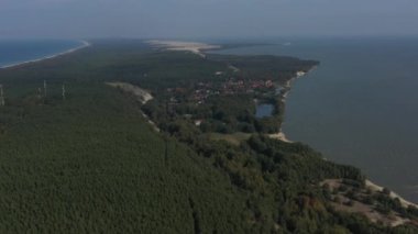 Curonian Tükürüğü 'nün hava görüntüsü, adadaki kum tepeleri ve orman kemerleri Curonian Lagünü Baltık Denizi Kaliningrad bölgesinden ayırıyor.