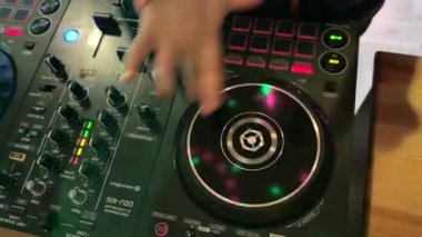 Çocuklar DJ konsolunu kontrol ediyor, yakın plan, renkli müzik. Sesli sistem tatilde. DJ ve müzik konsepti.