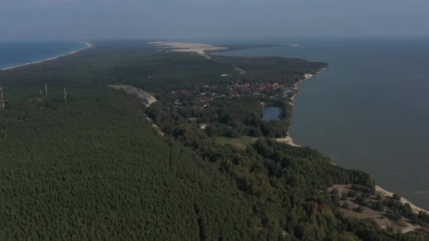 Vue aérienne de la flèche de Courlande, des dunes de sable et des ceintures forestières sur l'île séparant la lagune de Courlande de la mer Baltique. — Video