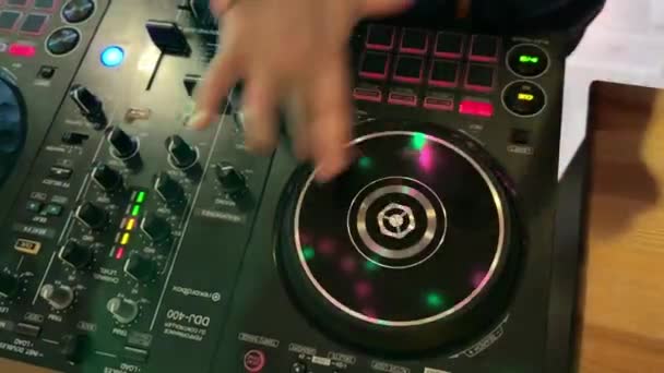 Mrazivé ruce ovládají DJ konzoli, zblízka, barevnou hudbu. Zvukový systém je na dovolené. Koncept djing a hudby — Stock video