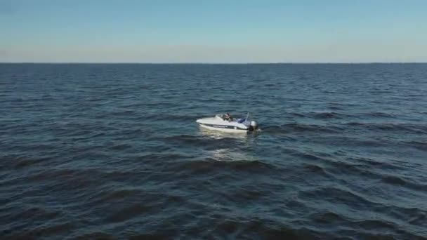 Αεροφωτογραφίες ενός λευκού ταχύπλοου σκάφους αναψυχής που πλέει στα νερά του Φινλανδικού Κόλπου.Μεγάλα κύματα από το πλοίο στη θάλασσα. Υπάρχει ένα ίχνος αφρού από το μηχανοκίνητο σκάφος. — Αρχείο Βίντεο