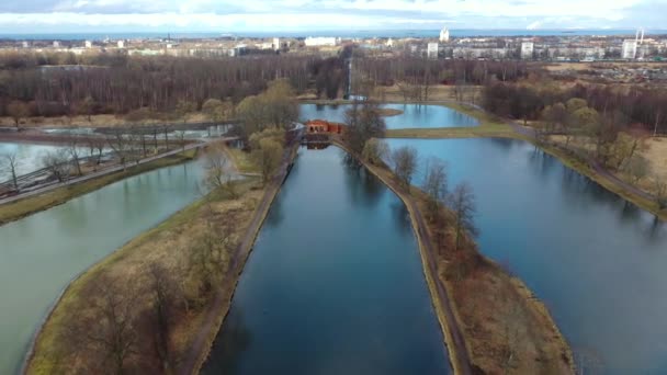 Widok panoramiczny z wysokości stawów i Parku Krajobrazowego w Peterhof, ogród łąkowy, ścieżki spacerowe, zniszczony pawilon — Wideo stockowe