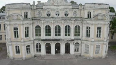 Güneşli bir yaz gününde Znamenka Malikânesi 'nin dış görünüşü. Peterhof 'daki Znamensky Sarayı