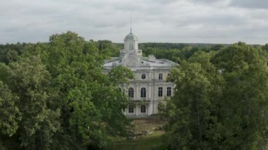 Güneşli bir yaz gününde Znamenka Malikânesi 'nin dış görünüşü. Peterhof 'daki Znamensky Sarayı