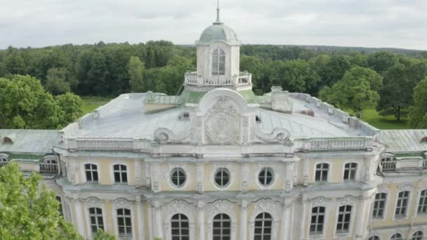 Widok z lotu ptaka na fasadę pałacu Znamenka w słoneczny letni dzień. Znamensky pałac w Peterhof — Wideo stockowe