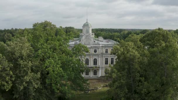 Aerial view of the facade of the Znamenka estate palace on a sunny summer day. Znamensky palace in Peterhof — Stock Video