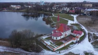 Gatchina 'da göl kenarında bir kulesi olan manastır sarayı, suda yansıması, güneşli bir gün, hava manzarası