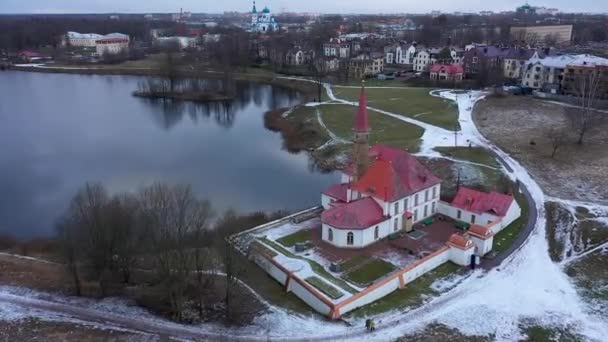 Priorens palass med et spir nær innsjøen i Gatchina, refleksjon i vannet, solskinnsdag, flyutsikt – stockvideo