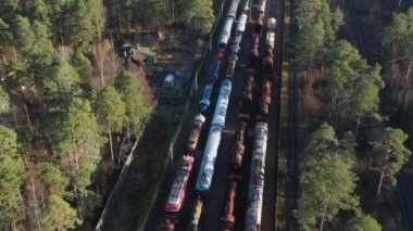 Açık havada demiryolu taşımacılığı müzesinin stok platformunun havadan görüntüsü, birçok farklı retro trenler var. Tren depoları