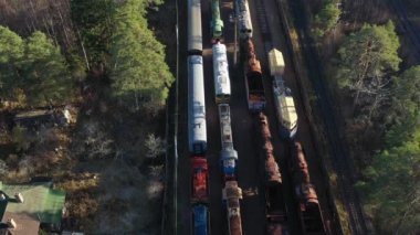 Açık havada demiryolu taşımacılığı müzesinin stok platformunun havadan görüntüsü, birçok farklı retro trenler var. Tren depoları