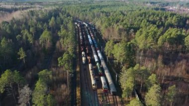 Açık havada demiryolu taşımacılığı müzesinin stok platformunun havadan görüntüsü, birçok farklı retro trenler var. Tren depoları