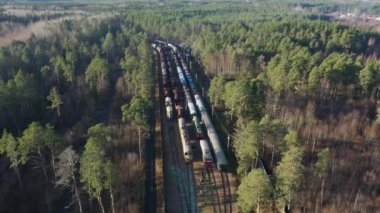 Açık havada demiryolu taşımacılığı müzesinin stok platformunun havadan görüntüsü, birçok farklı retro trenler var. Tren depoları