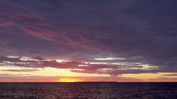 Veduta aerea di un drammatico tramonto sul Golfo di Finlandia, riflesso della luce del tramonto sulle onde del Mar Baltico. Nuvole viola o viola. Il sole tramontò sotto l'orizzonte — Video Stock