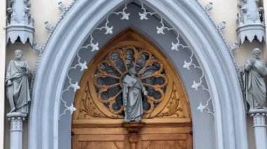 Ortaçağ Gotik tarzında bir kilise ruhu. Gotik kilise. Kulelerin tepesinde..