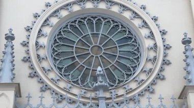 Ortaçağ Gotik tarzında bir kilise ruhu. Gotik kilise. Kulelerin tepesinde..