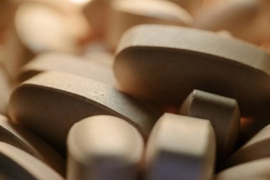 Besin takviyeleri, bir sürü kahverengi vitamin hapları, konsept tıp, geçmiş, makro.