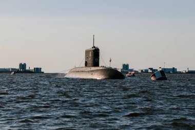 Finlandiya Körfezi 'nin sularındaki nükleer denizaltıların sularından görüş. Kronstadt' taki Donanma Günü askeri geçit töreni için hazırlık. Bir füze denizaltısı.