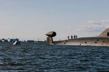 Finlandiya Körfezi 'nin sularındaki nükleer denizaltıların sularından bakın. Kronstadt' taki Donanma Günü askeri geçit töreni için hazırlık. Bir füze denizaltısı. Rusya, Kronstadt, 30.07.2021