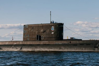 Finlandiya Körfezi 'nin sularındaki nükleer denizaltıların sularından bakın. Kronstadt' taki Donanma Günü askeri geçit töreni için hazırlık. Bir füze denizaltısı. Rusya, Kronstadt, 30.07.2021