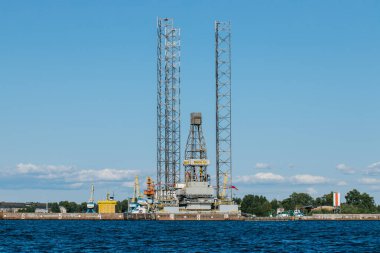 Ensco 101 yüzen sondaj kulesi, donanma gününde Kronstadt 'ta vinç, gemi ve maden platformları. Kronstadt Deniz Fabrikası. Rusya, Kronstadt, 31.07.2021