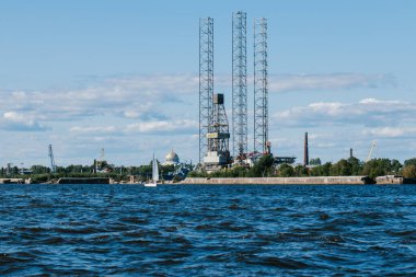 Ensco 101 yüzen sondaj kulesi, donanma gününde Kronstadt 'ta vinç, gemi ve maden platformları. Kronstadt Deniz Fabrikası. Rusya, Kronstadt, 31.07.2021