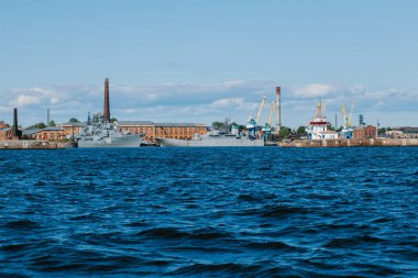 Sudan Kronstadt kıyılarına bakın, orada savaş gemileri ve gemiler, platformda deniz turnaları, mavi su ve büyük dalgalar var. Rusya, Kronstadt, 31.07.2021