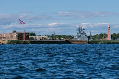 Limanın suyundan, savaş gemilerinin ve denizaltıların park alanından, Kronstadt kıyılarından, Finlandiya Körfezi 'nin sularından, mavi denizden ve dalgalardan bakın. Rusya, Kronstadt, 31.07.2021