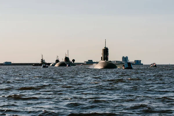 Vista desde el agua de los submarinos nucleares en las aguas del Golfo de Finlandia.Preparación para el desfile militar del Día de la Marina en Kronstadt.Un submarino de misiles —  Fotos de Stock