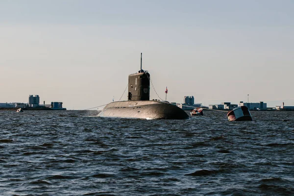 Vista desde el agua de los submarinos nucleares en las aguas del Golfo de Finlandia.Preparación para el desfile militar del Día de la Marina en Kronstadt.Un submarino de misiles — Foto de Stock