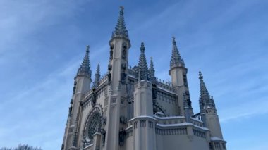 Ortaçağ Gotik tarzında bir kilise ruhu. Gotik kilise. Kulelerin tepesinde..