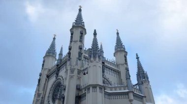 Ortaçağ Gotik tarzında bir kilise ruhu. Gotik kilise. Kulelerin tepesinde..