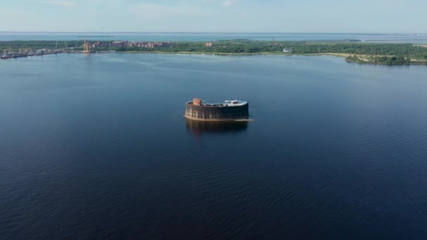 Vista aérea del fuerte Alexander 1 de la fortaleza de Kronstadt de la peste. El área de agua del Golfo de Finlandia. La isla de los fuertes en Kronstadt — Vídeos de Stock