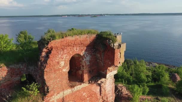 从空中俯瞰芬兰湾水域的保罗一世皇帝堡。废弃的砖墙城堡，岩石海岸。Kronstadt的堡垒岛 — 图库视频影像