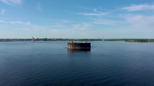 Letecký pohled na Fort Alexander 1 z pevnosti Mor Kronstadt. Vodní plocha Finského zálivu. Ostrov pevností v Kronstadtu — Stock video