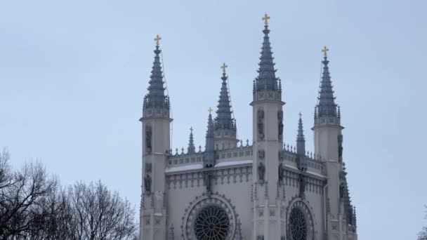 中世ゴシック様式の教会の尖塔 ゴシック様式の礼拝堂 塔の上 — ストック動画