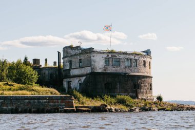 Kronshlot Kalesi 'nin en eski kalesinin suyundan ve Kronstadt Körfezi' nin sularındaki düşük kuşaklı deniz fenerinden, kraliyet kalesinden, savunma kalesinden görüş.