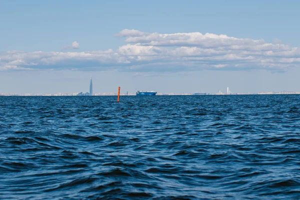 Uma vista da água do Golfo da Finlândia em um dia de verão, navios de carga e navios estão navegando à distância, água azul e grandes ondulações.A costa de São Petersburgo, Rússia, Peterhof, 31.07.2021 — Fotografia de Stock